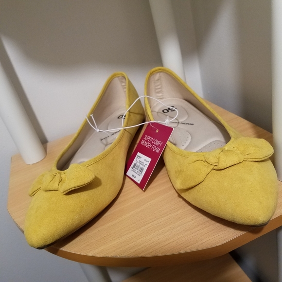 ❤ NWT - Mustard yellow suede flats